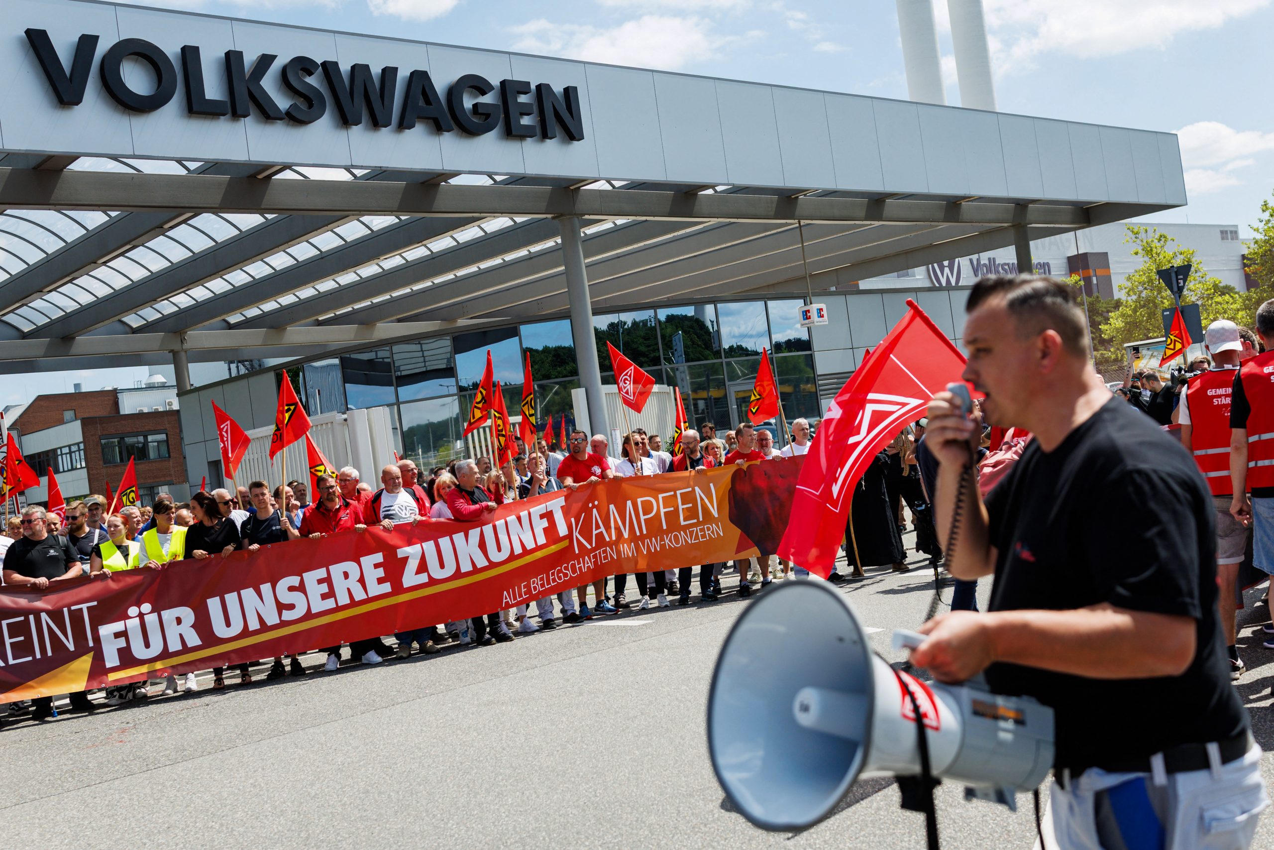 GERMANY-ECONOMY-INDUSTRY-AUTOMOBILE-LAYOFFS-UNIONS-PROTEST Volkswagen: Έντονες αντιδράσεις των εργαζομένων στο σχέδιο περικοπών και το ενδεχόμενο απολύσεων