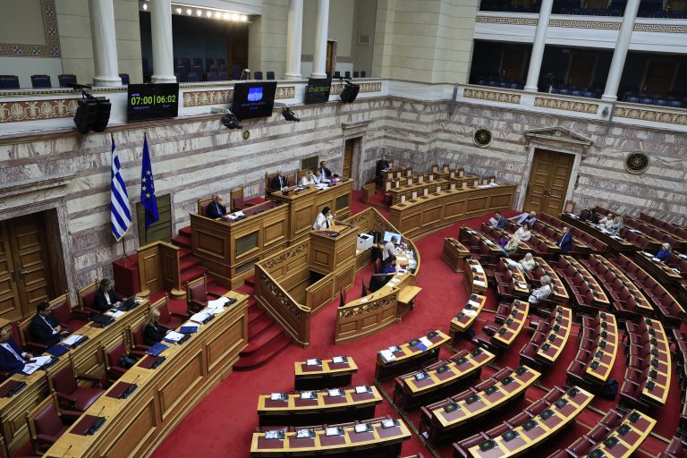 Βουλή: Ψηφίστηκε το νομοσχέδιο για τον Προσωπικό Βοηθό – Τέλος στις περικοπές των συντάξεων χηρείας και «φρένο» στα πατίνια για ανήλικους κάτω των 17 