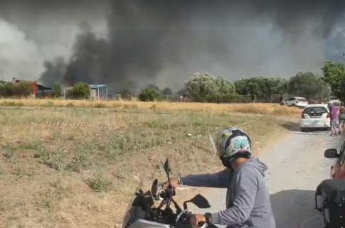 Μεγάλη φωτιά στην Καλλικράτεια Χαλκιδικής, μήνυμα από το 112 για απομάκρυνση των κατοίκων – Ενισχύθηκαν οι δυνάμεις στο Κιλκίς
