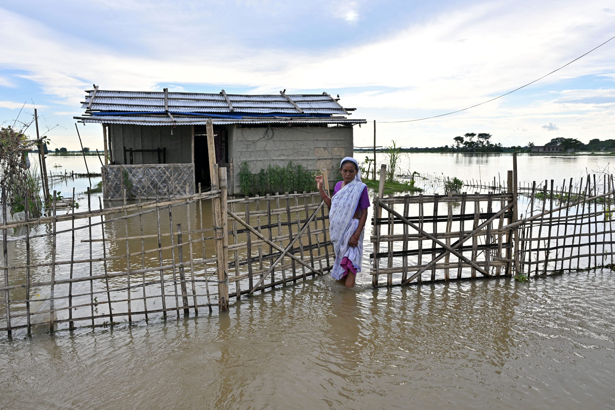 INDIA-WEATHER-FLOOD Φονικές πλημμύρες και μεγάλες καταστροφές στην Ινδία – Τουλάχιστον 97 νεκροί