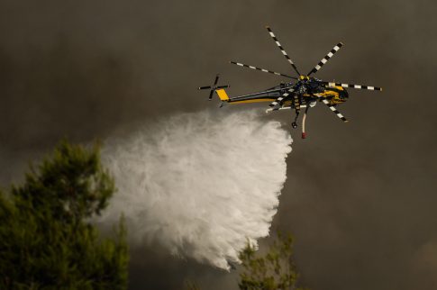Σύγκρουση δύο ελικοπτέρων στο πύρινο μέτωπο της δυτικής Αττικής – Δύο μέλη των πληρωμάτων εντοπίστηκαν σώοι και δύο χωρίς τις αισθήσεις τους