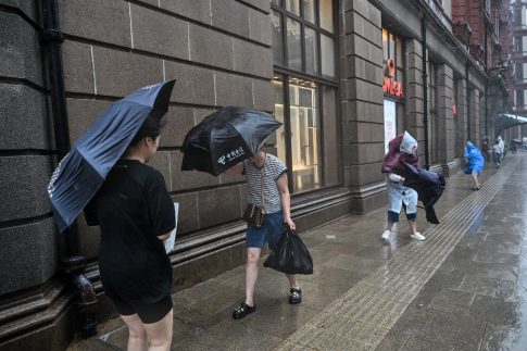 Υπό έλεγχο η πυρκαγιά στον Κουβαρά Αττικής, παραμένουν καπνογόνα σημεία – Προβληματίζουν οι ισχυροί άνεμοι