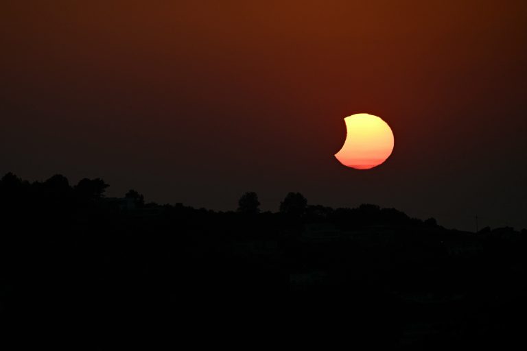 Ολική έκλειψη ηλίου: Καθηλωτικές εικόνες και βίντεο από το σπάνιο φαινόμενο
