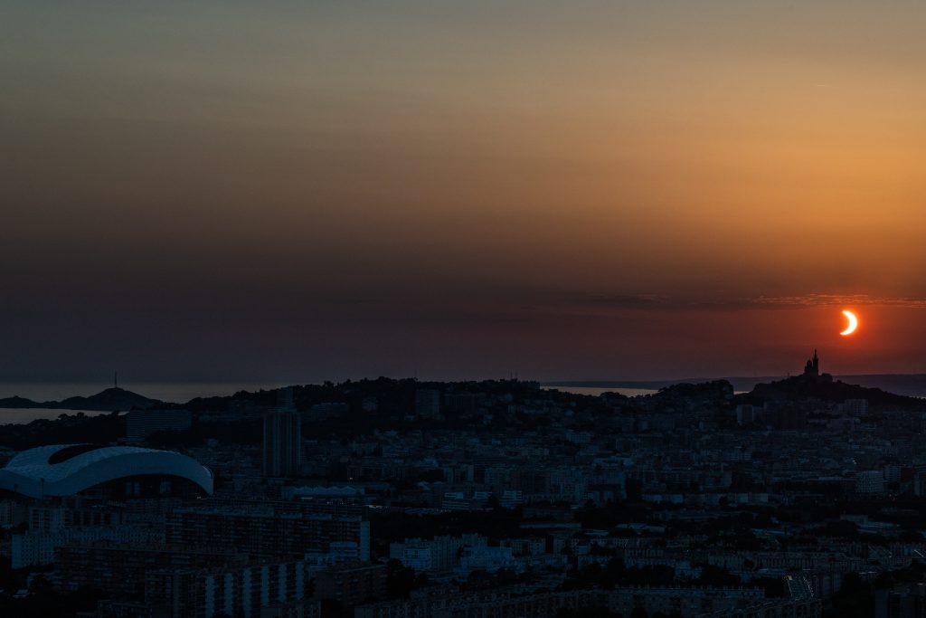 Ολική έκλειψη ηλίου: Καθηλωτικές εικόνες και βίντεο από το σπάνιο φαινόμενο