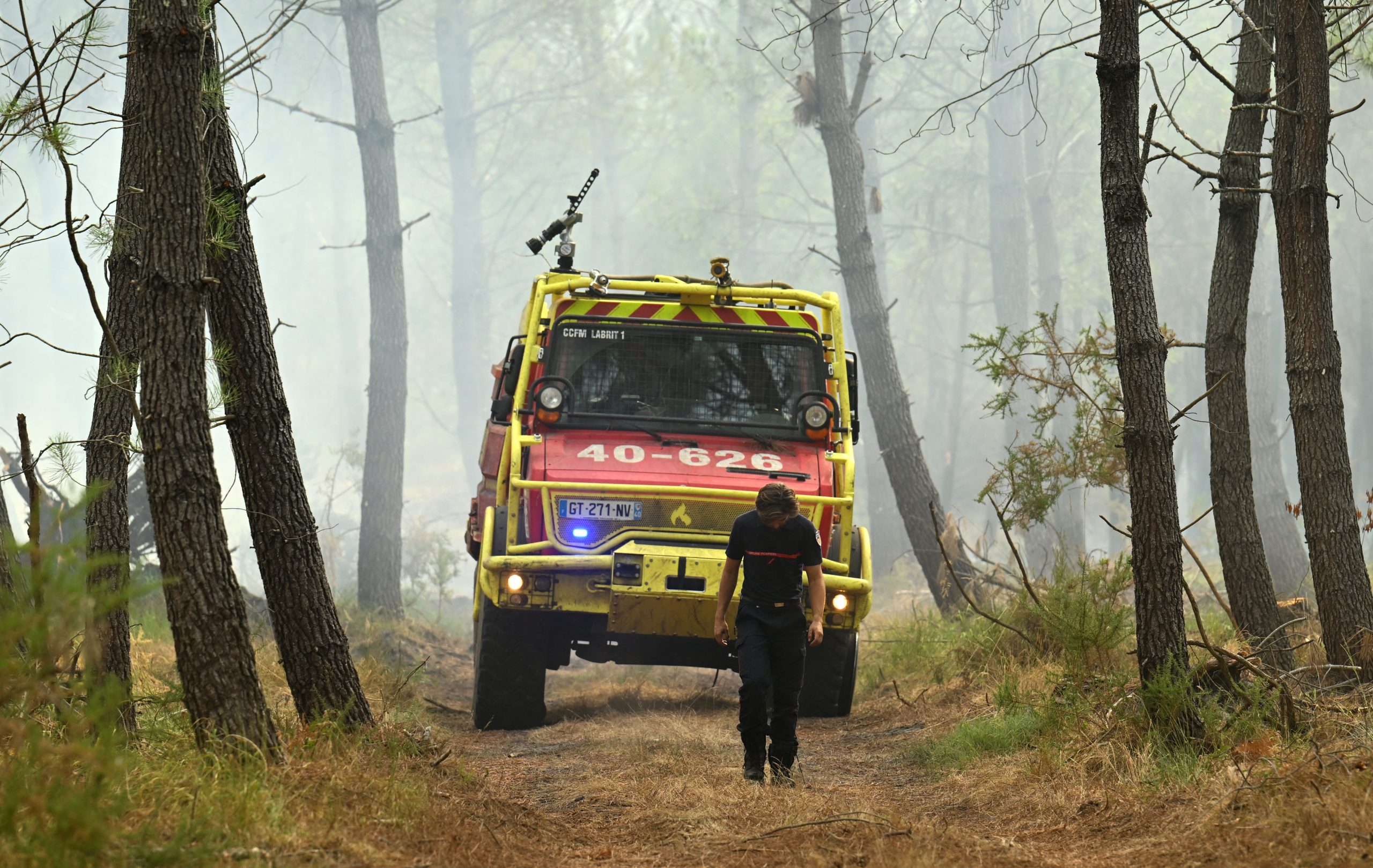 FRANCE-ENVIRONMENT-CLIMATE-WEATHER-WILDFIRE Πυρκαγιές σε Γαλλία και Βέλγιο: 15.800 στρέμματα κάηκαν στη Λαντ και 8.500 στη Φεν