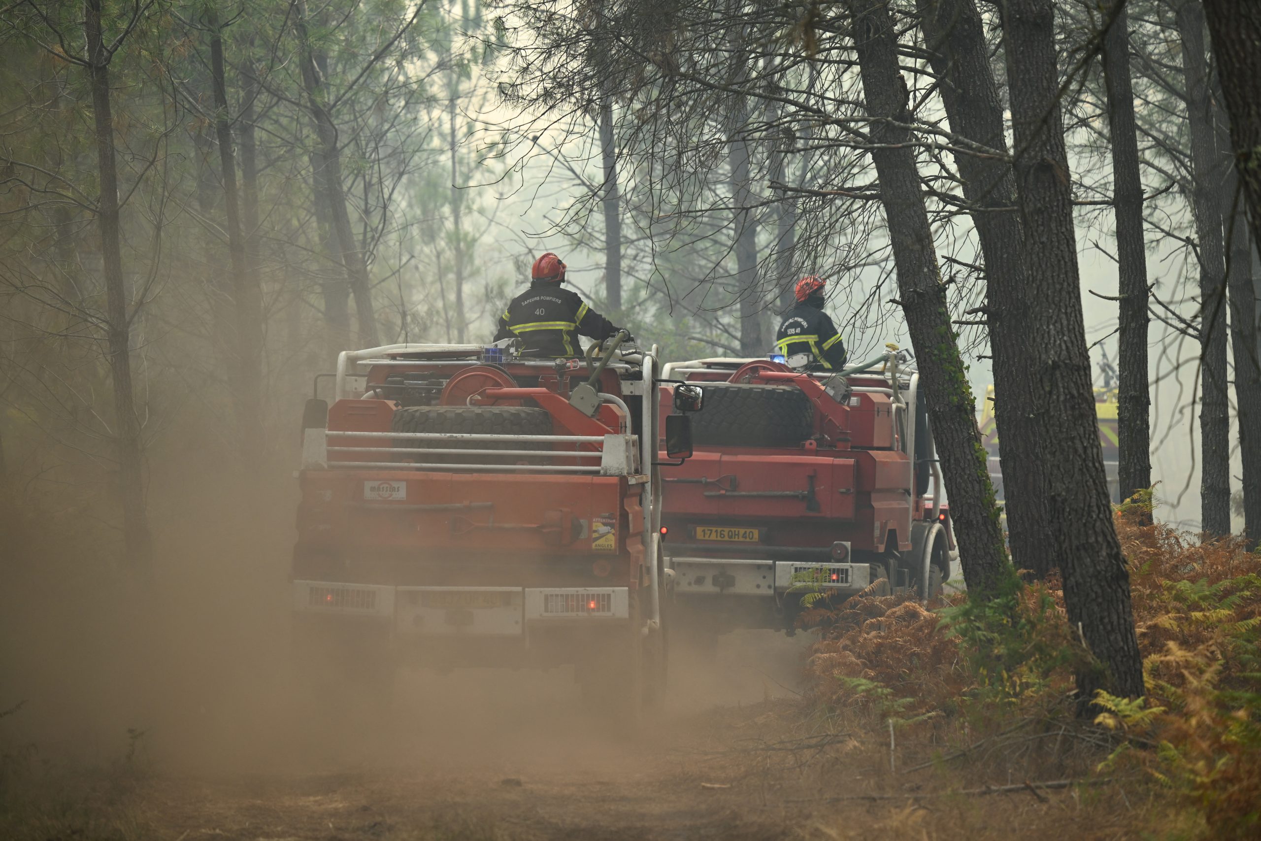 FRANCE-ENVIRONMENT-CLIMATE-WEATHER-WILDFIRE Πυρκαγιές σε Γαλλία και Βέλγιο: 15.800 στρέμματα κάηκαν στη Λαντ και 8.500 στη Φεν