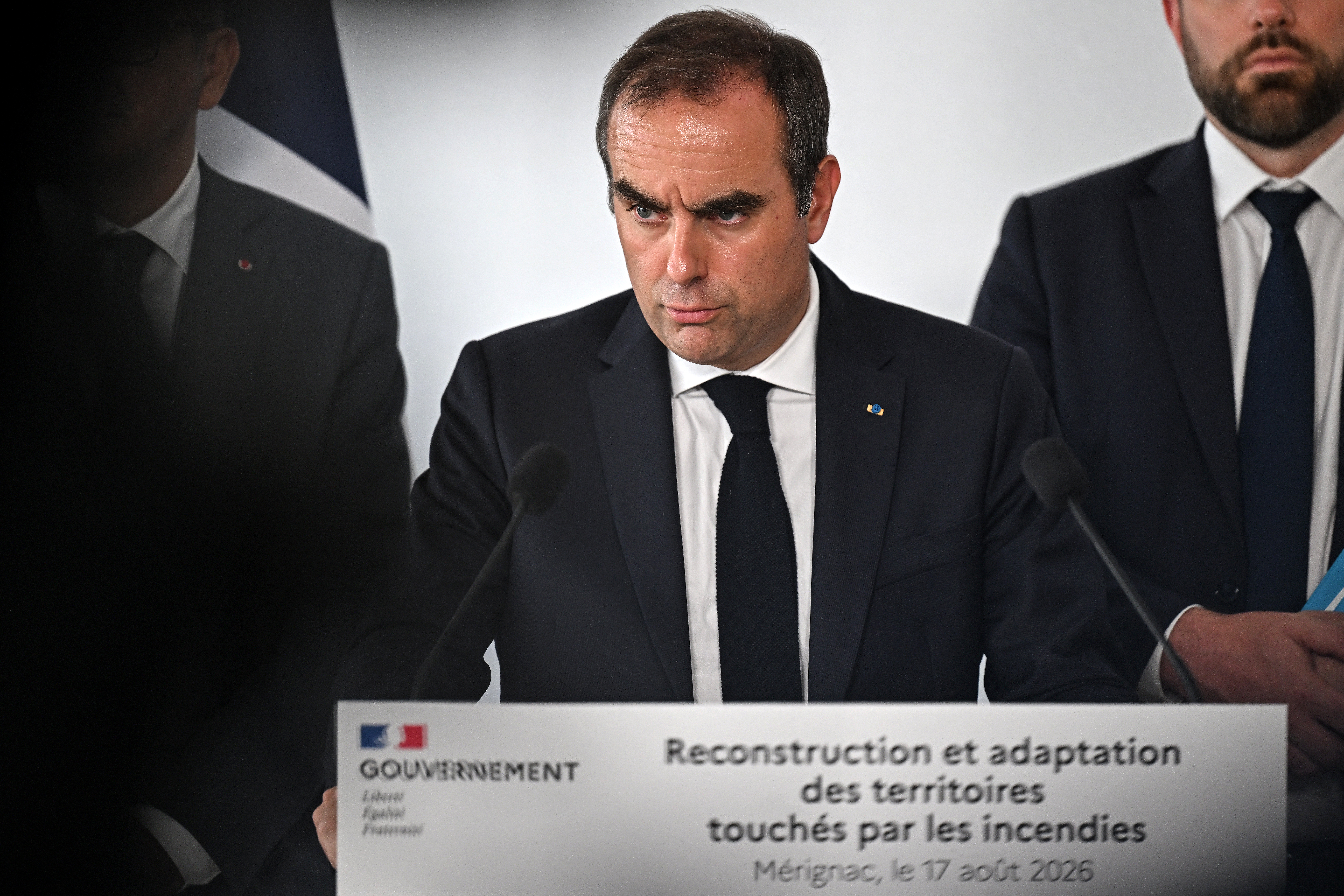 Αποδοκιμάστηκε ο πρωθυπουργός της Γαλλίας από πυρόπληκτους – Ανακοινώθηκαν μέτρα ύψους 100 εκατομμυρίων ευρώ