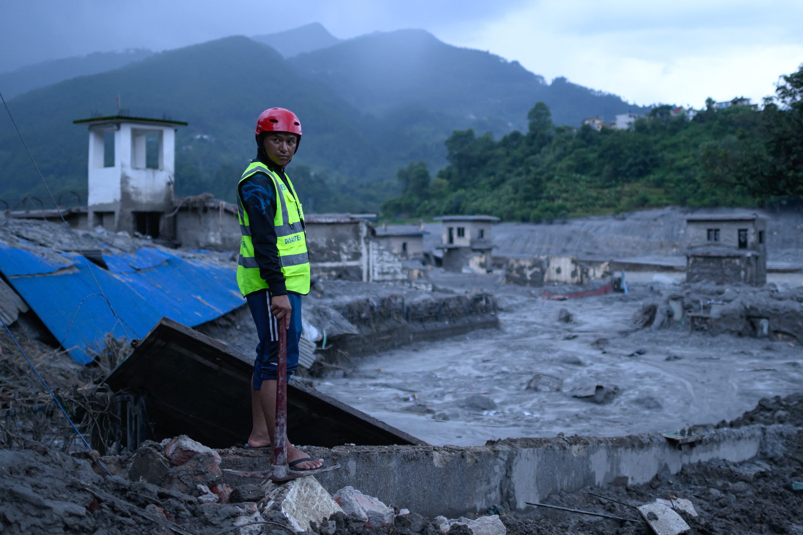 NEPAL-DISASTER-FLOOD Νέα άνοδος των υδάτων στο Νεπάλ – Προειδοποίηση των αρχών στους διασώστες