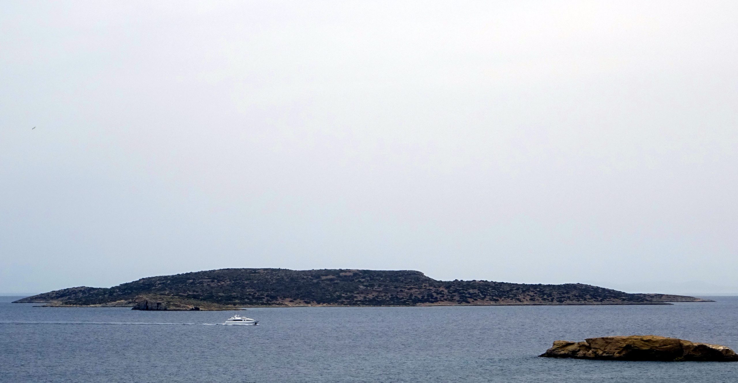 Ημιβύθιση καταμαράν δυτικά της νησίδας Φλέβες – Σώοι περισυνελέγησαν οι 10 επιβαίνοντες