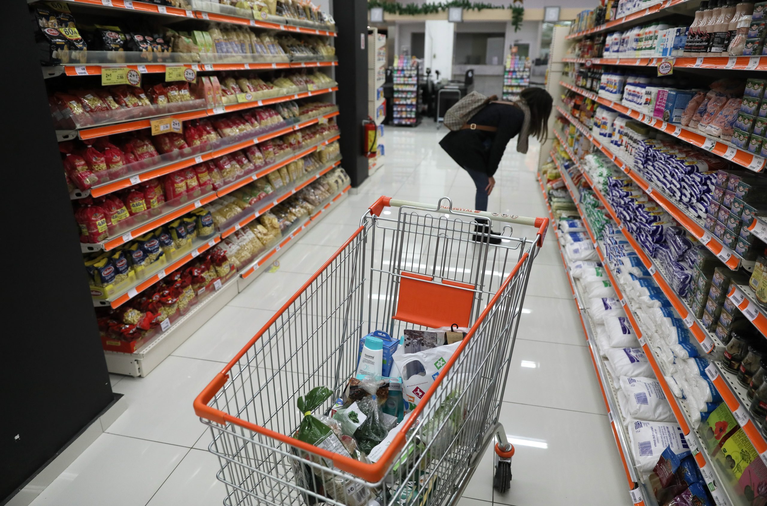 Μειώσεις τιμών από αύριο σε πάνω από 1.700 προϊόντα – Ποια είδη αφορούν