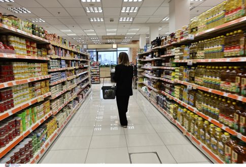 Ιράν: Ηπιότερες από τις προαναγγελθείσες οι αμερικανικές κυρώσεις – Υποχωρεί το ριάλ ενώ η Τεχεράνη επικήρυξε τον Μπάρον Τραμπ