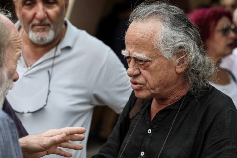 Υπό έλεγχο η πυρκαγιά στον Κουβαρά Αττικής, παραμένουν καπνογόνα σημεία – Προβληματίζουν οι ισχυροί άνεμοι
