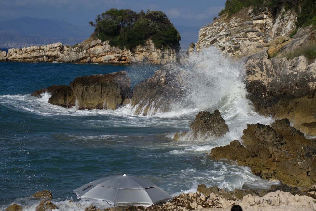 Ισχυρό μελτέμι, καταιγίδες και απότομη πτώση της θερμοκρασίας – Η εξέλιξη του καιρού έως την Κυριακή (16/8) από την Όλγα Παπαβγούλη