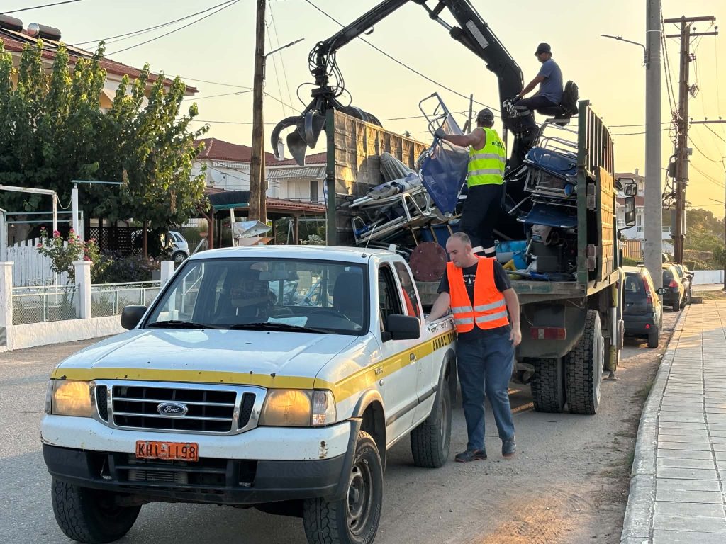 Χαλκιδική: Ξήλωσαν πακτωμένες ομπρέλες και ξαπλώστρες στις Καλύβες