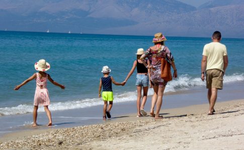 Διακομίστηκαν στο Γενικό Νοσοκομείο Κορίνθου <strong>δύο πυροσβέστες που επιχειρούσαν στην πυρκαγιά στον Φενεό</strong>