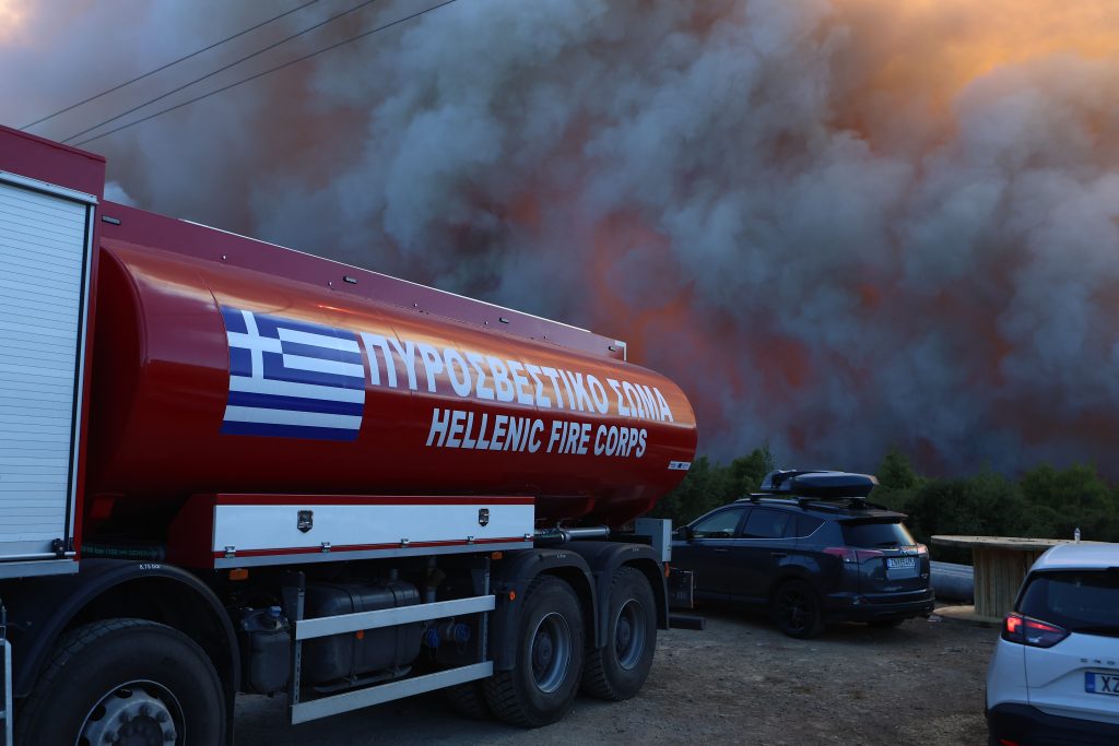 Πύρινη κόλαση στο Πόρτο Γερμενό: Νέο 112 για εκκένωση προς Μέγαρα – Ξεκίνησαν οι εναέριες ρίψεις