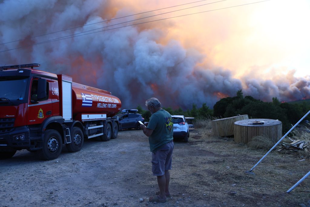 Πύρινη κόλαση στο Πόρτο Γερμενό: Νέο 112 για εκκένωση προς Μέγαρα – Ξεκίνησαν οι εναέριες ρίψεις
