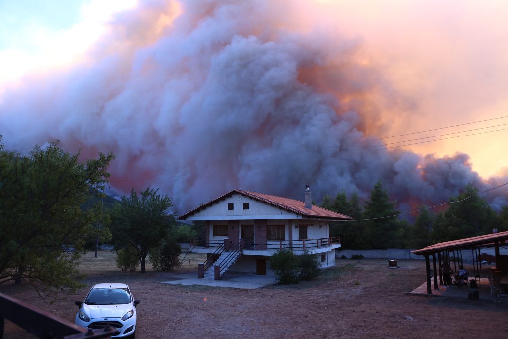Πύρινη κόλαση στο Πόρτο Γερμενό: Νέο 112 για εκκένωση προς Μέγαρα – Ξεκίνησαν οι εναέριες ρίψεις