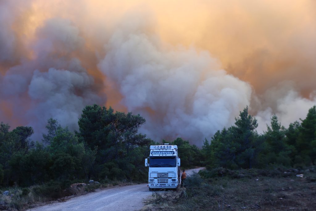 Πύρινη κόλαση στο Πόρτο Γερμενό: Νέο 112 για εκκένωση προς Μέγαρα – Ξεκίνησαν οι εναέριες ρίψεις
