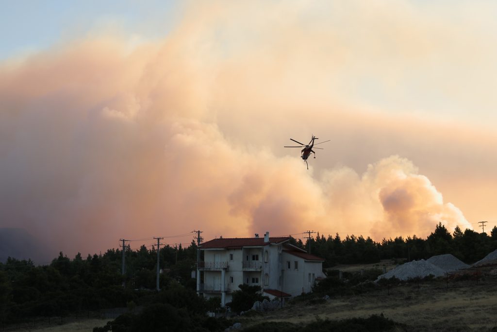 Ανεξέλεγκτο το πύρινο μέτωπο στο Πόρτο Γερμενό – Οι φλόγες πλησιάζουν τα σπίτια στη Βενίζα