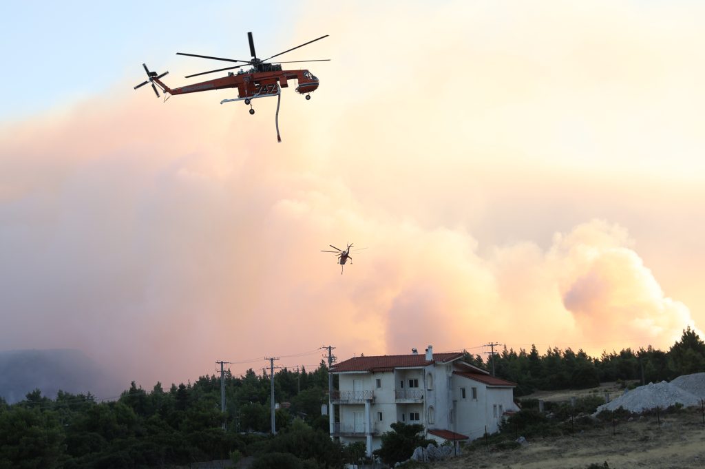 Ανεξέλεγκτο το πύρινο μέτωπο στο Πόρτο Γερμενό – Οι φλόγες πλησιάζουν τα σπίτια στη Βενίζα