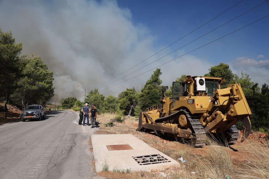 Φωτιά στον Κιθαιρώνα: Κρίσιμες ώρες για τη Βένιζα – Αγωνία να μη φτάσει σε Βίλια και Μέγαρα- Άρχισαν να επιχειρούν και αεροσκάφη