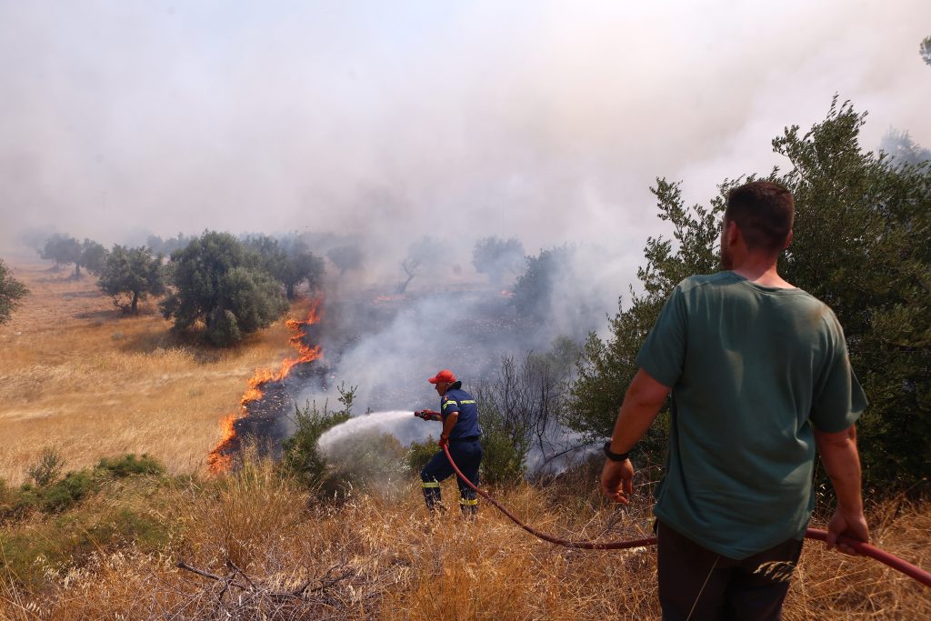 Live: Φωτιά στη Δυτική Αττική – Κρίσιμες ώρες στο Κανδήλι, η πυρκαγιά μπήκε στην Αγία Σκέπη