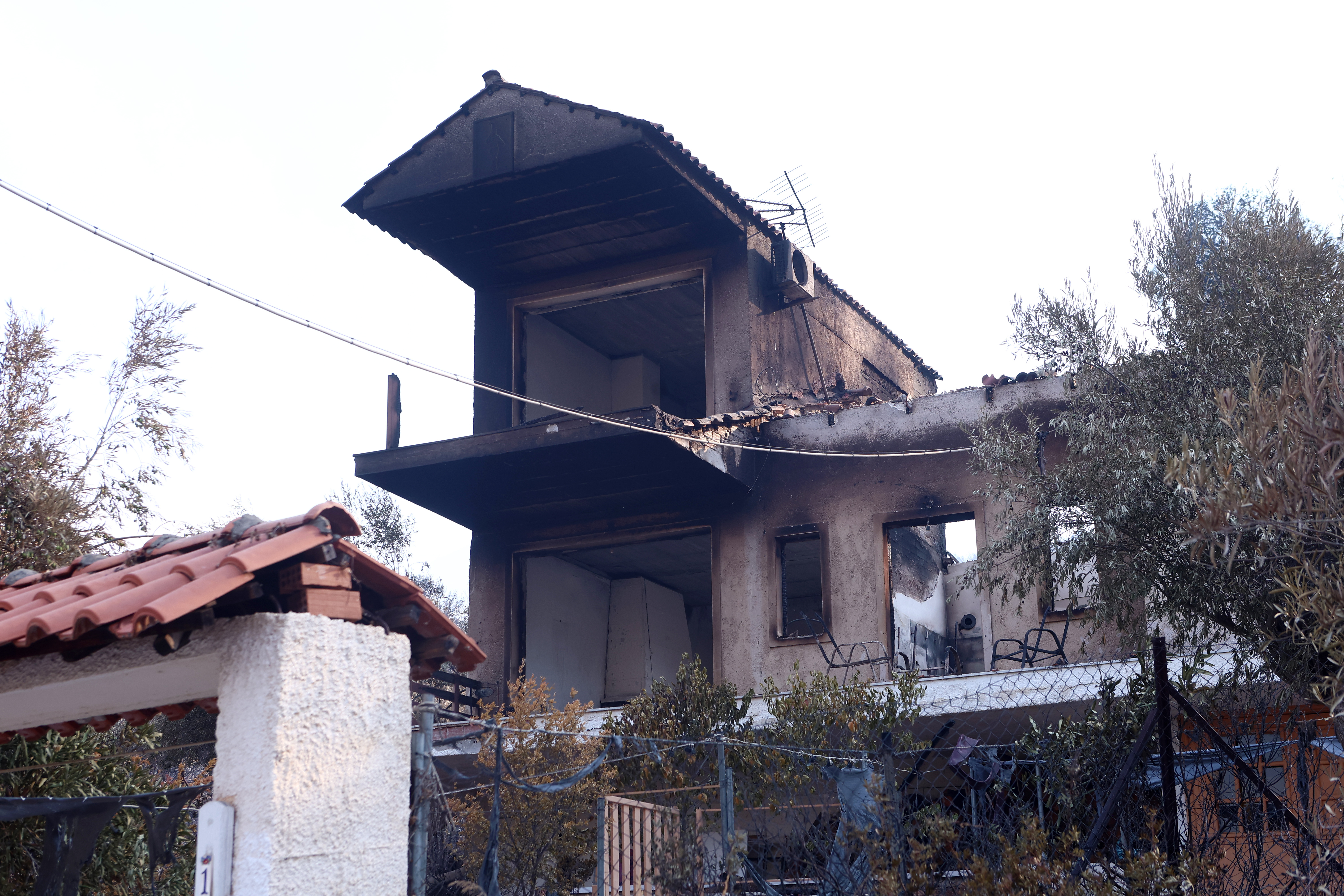 Πόρτο Γερμενό: Η επόμενη μέρα μετά την πυρκαγιά – Εικόνες καταστροφής στην περιοχή