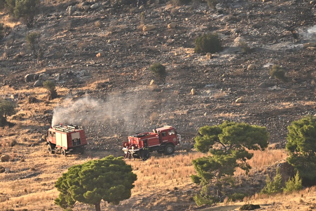 Live – Φωτιά στη Δυτική Αττική: Ακόμη ενεργό το μέτωπο από Ψάθα προς Λούμπα, μάχη με διάσπαρτες εστίες και αναζωπυρώσεις