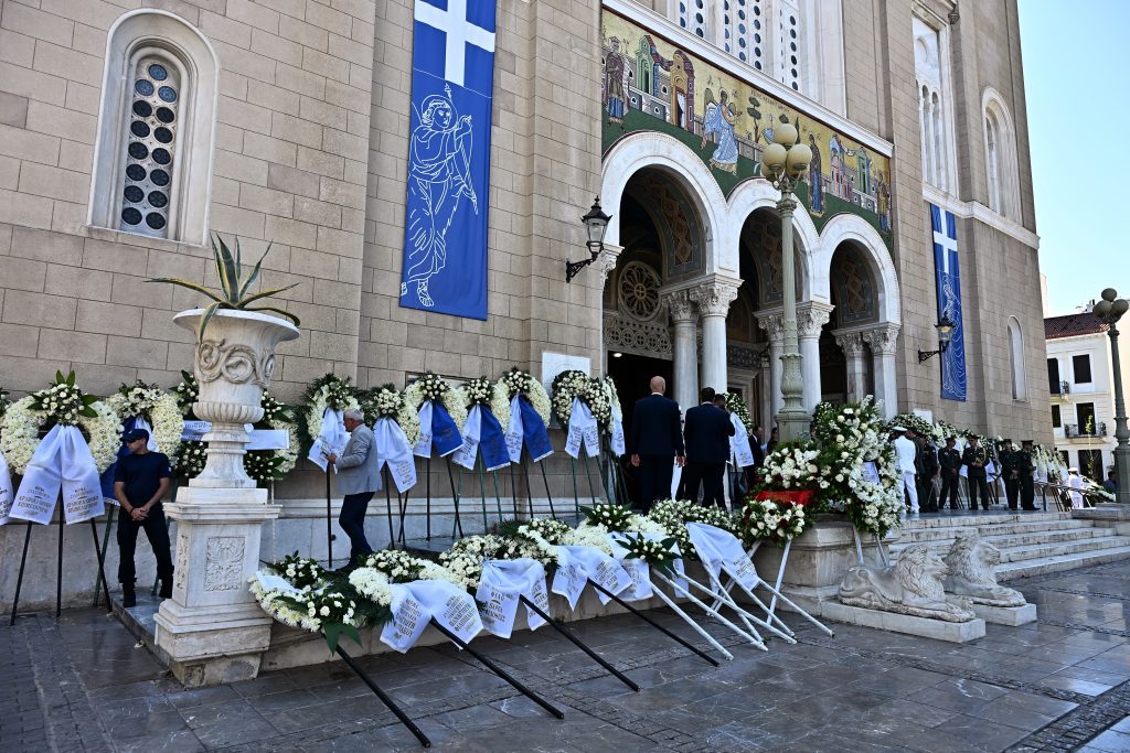 Το τελευταίο αντίο στον Γιάννη Βαρβιτσιώτη στη Μητρόπολη Αθηνών – Πλήθος κόσμου στην κηδεία του