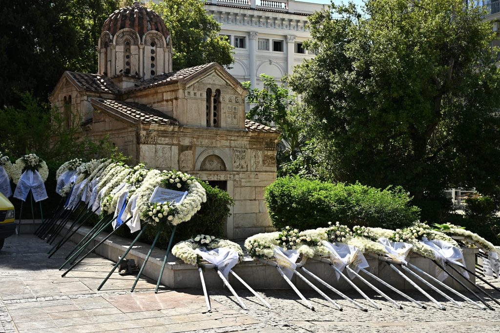 Το τελευταίο αντίο στον Γιάννη Βαρβιτσιώτη στη Μητρόπολη Αθηνών – Πλήθος κόσμου στην κηδεία του