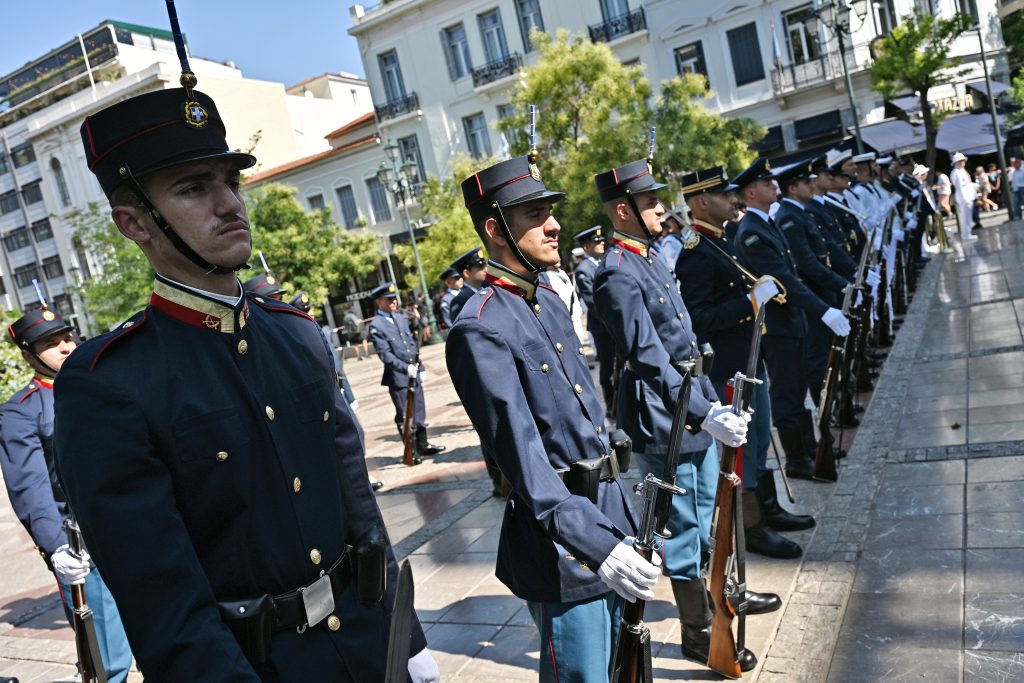 Το τελευταίο αντίο στον Γιάννη Βαρβιτσιώτη στη Μητρόπολη Αθηνών – Πλήθος κόσμου στην κηδεία του