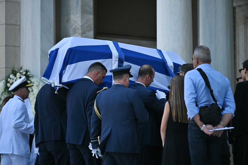 Το τελευταίο αντίο στον Γιάννη Βαρβιτσιώτη στη Μητρόπολη Αθηνών – Πλήθος κόσμου στην κηδεία του