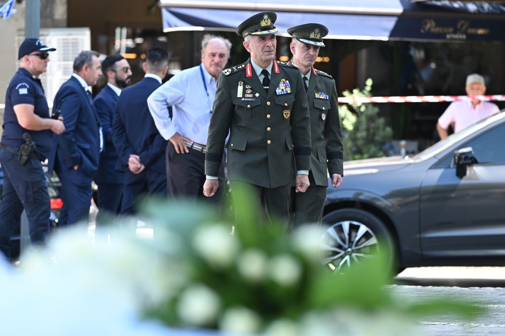 Το τελευταίο αντίο στον Γιάννη Βαρβιτσιώτη στη Μητρόπολη Αθηνών – Πλήθος κόσμου στην κηδεία του