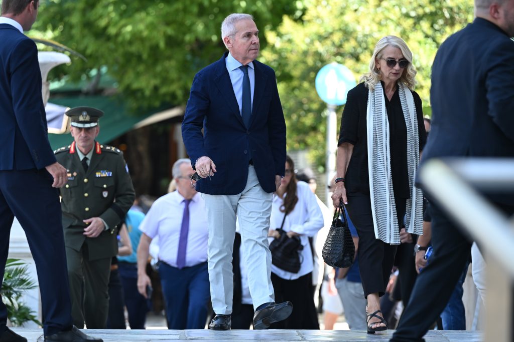 Το τελευταίο αντίο στον Γιάννη Βαρβιτσιώτη στη Μητρόπολη Αθηνών – Πλήθος κόσμου στην κηδεία του