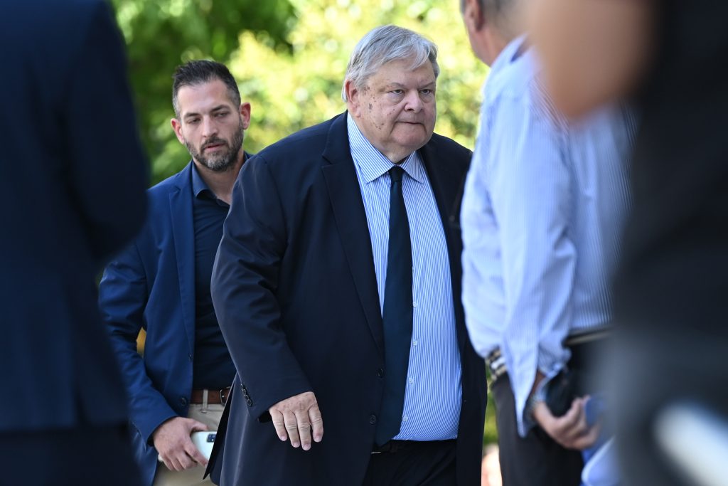 Το τελευταίο αντίο στον Γιάννη Βαρβιτσιώτη στη Μητρόπολη Αθηνών – Πλήθος κόσμου στην κηδεία του