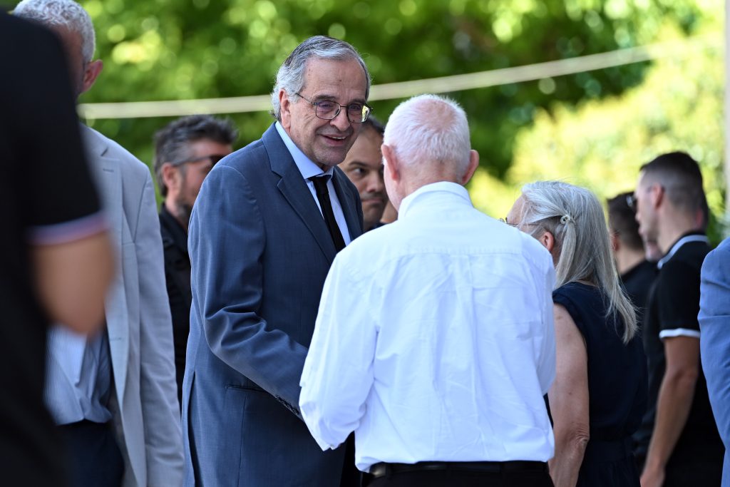 Το τελευταίο αντίο στον Γιάννη Βαρβιτσιώτη στη Μητρόπολη Αθηνών – Πλήθος κόσμου στην κηδεία του