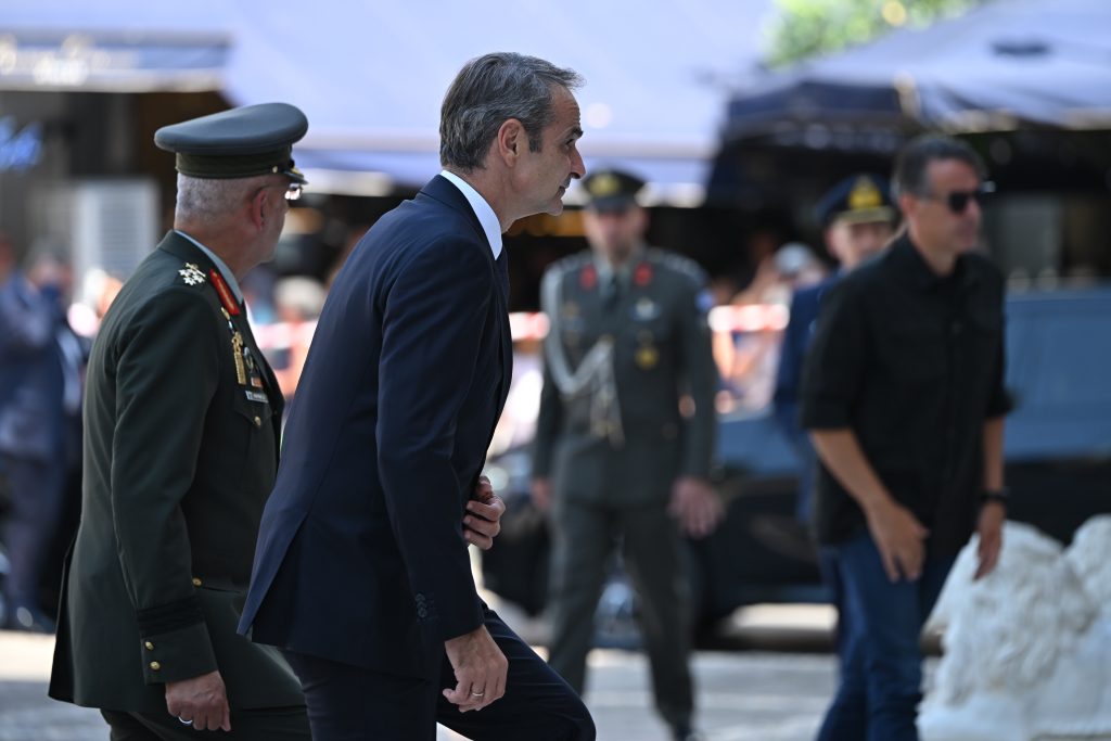 Το τελευταίο αντίο στον Γιάννη Βαρβιτσιώτη στη Μητρόπολη Αθηνών – Πλήθος κόσμου στην κηδεία του