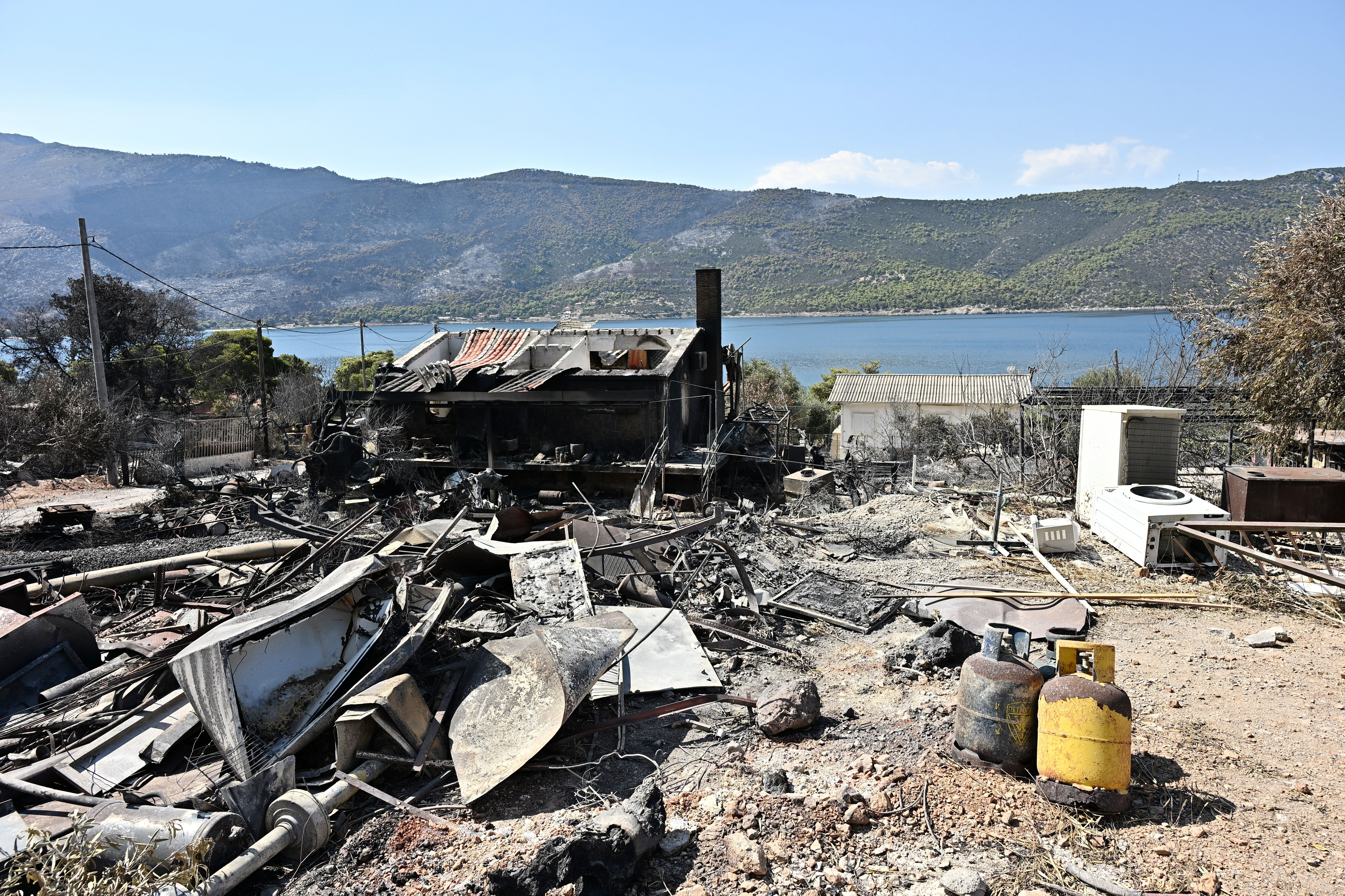 Δυτική Αττική: Η επόμενη ημέρα μετά τη φωτιά – Αντιδιαβρωτικά έργα και αποκατάσταση με «όπλο» το Antinero