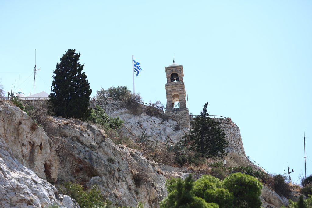 Θρίλερ στον Λυκαβηττό: Εντοπίστηκε σορός σε προχωρημένη σήψη μέσα σε σπηλιά δίπλα στο εκκλησάκι των Αγίων Ισιδώρων