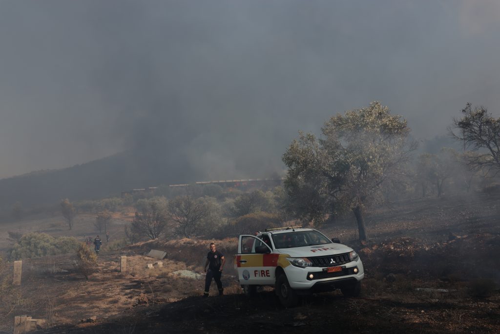 Φωτιά τώρα στον Κουβαρά Αττικής: Μάχη να μην φτάσουν οι φλόγες στον Αγ. Στυλιανό, κάηκε κτηνοτροφική μονάδα – 112 για εκκένωση