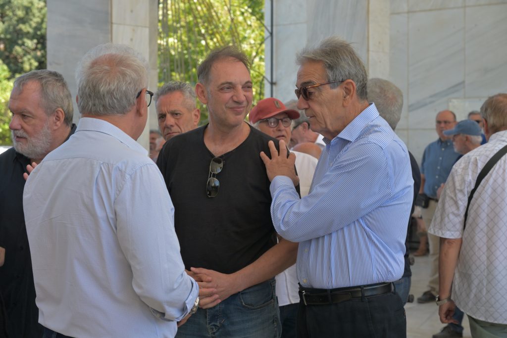 Το τελευταίο αντίο στον Νίκο Καλογερόπουλο – Συγκίνηση στην πολιτική κηδεία του σπουδαίου ηθοποιού