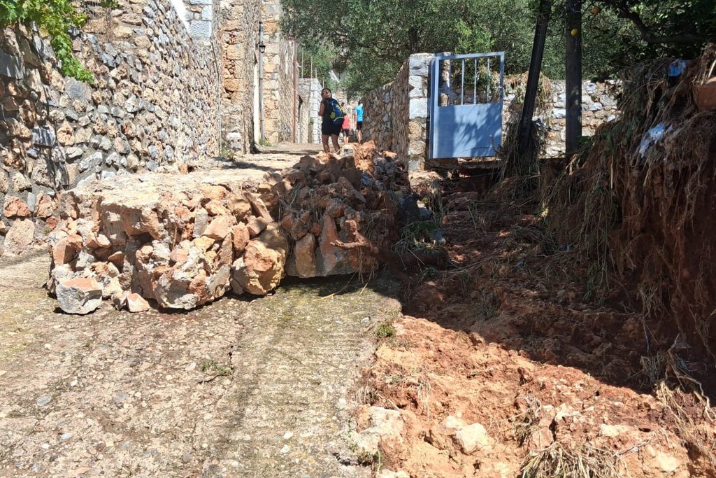 Μάνη: Εικόνες καταστροφής μετά τις πλημμύρες – Πάνω από 100 αυτοκίνητα εγκλωβίστηκαν στο Οίτυλο