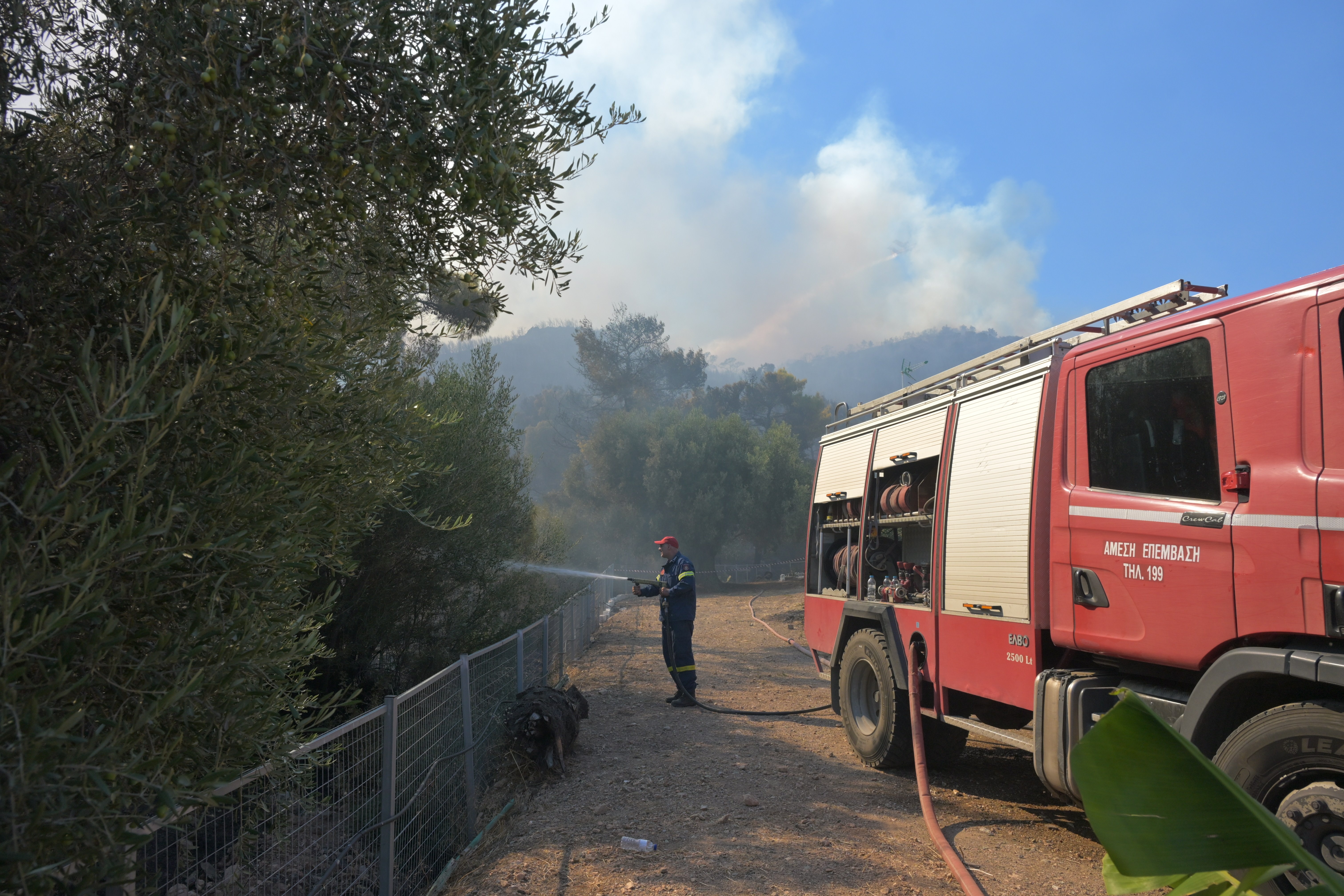 Χωρίς ενεργό μέτωπο η φωτιά στην Αργιθέα Σπάτων