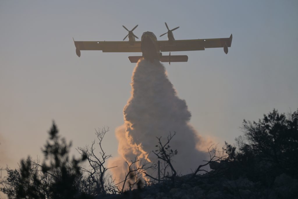 Φωτιά στη Σαλαμίνα: Στο Θριάσιο δύο εγκαυματίες, ξεκινούν οι αυτοψίες – Τι εξετάζουν οι Αρχές