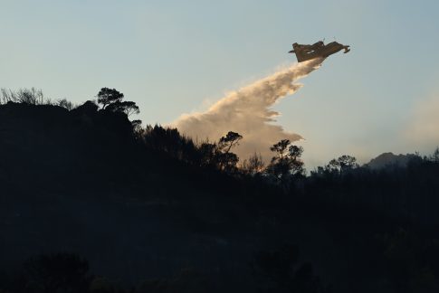 Από το Τρίκερι στην Τίρυνθα: Το θέατρο ξαναφέρνει στο φως τη σιωπηλή ιστορία των εξόριστων γυναικών