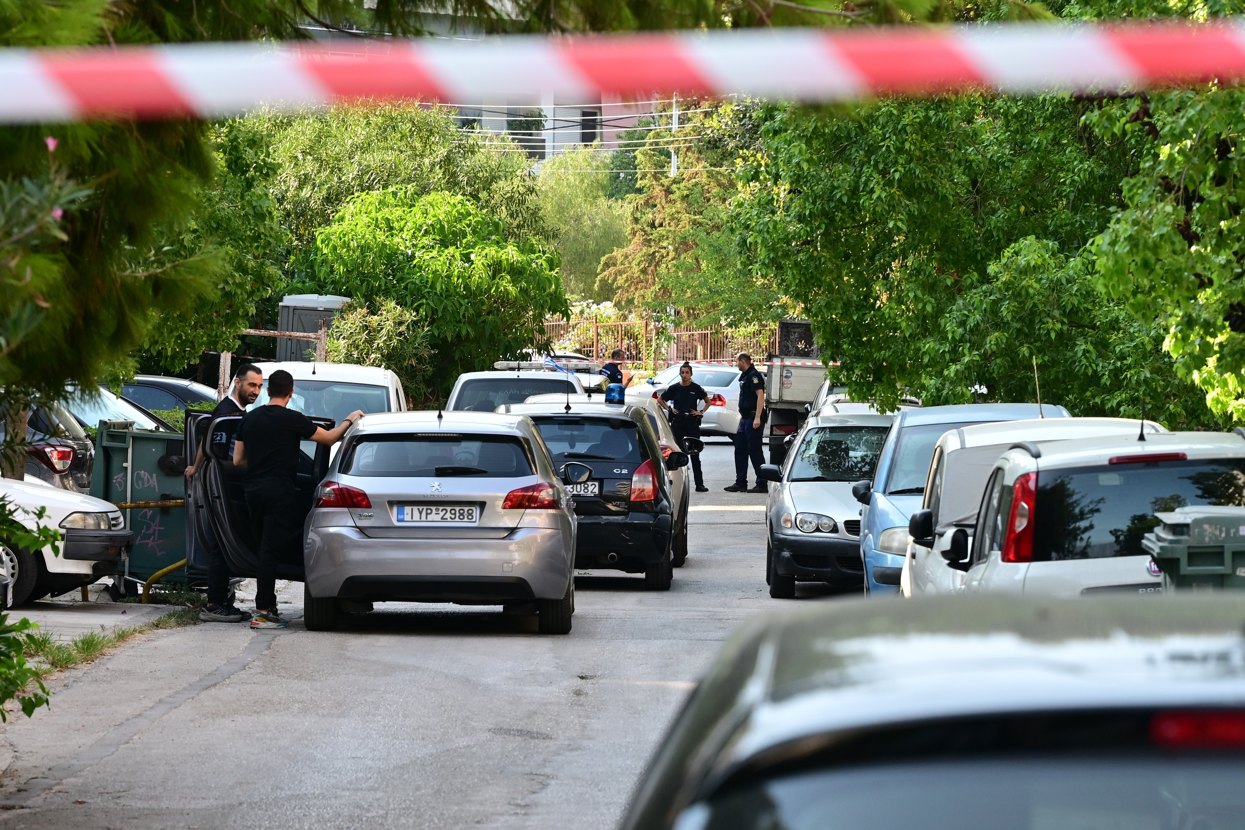 Νέα Σμύρνη: Έρευνες για το φονικό καρτέρι στη 45χρονη – Τα όπλα στα social media και το σκοτεινό παρελθόν του 48χρονου