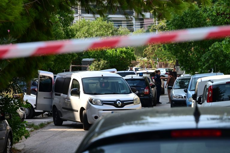 Γυναικοκτονία στη Νέα Σμύρνη: Στο μικροσκόπιο το βεβαρημένο παρελθόν του δράστη, το 2016 είχε συλληφθεί για ενδοοικογενειακή βία