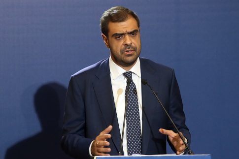 Μένουμε στο σπίτι <br/> και διαβάζουμε ένα καλό βιβλίο