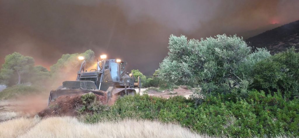 Μάχη με πολλαπλά πύρινα μέτωπα στη Δυτική Αττική – Ανεξέλεγκτες οι φλόγες σε Ψάθα, Μέγαρα και Άγιο Νεκτάριο